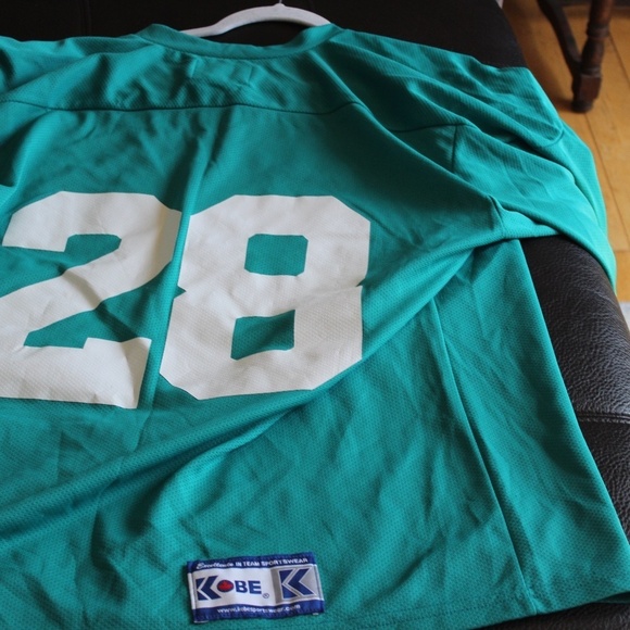 KOBE CANUKS HOCKEY JERSEY - Picture 3 of 3